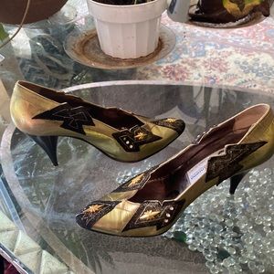 El vaquero gold and black leather heels. Italian heels.